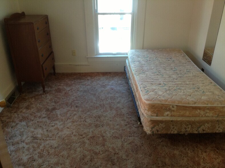 Bedroom - 906 Vine St