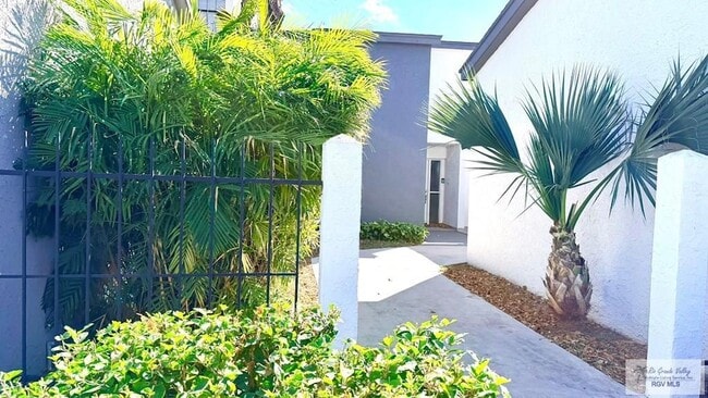 Building Photo - 322 McFadden Dr