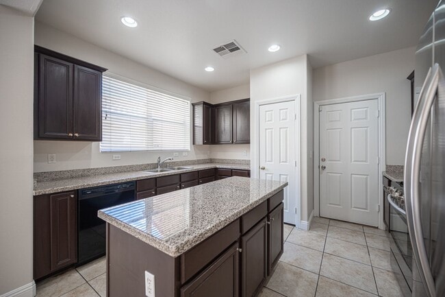 Building Photo - Beautiful 4 Bedroom 2.5 bath Home in the Southwest!