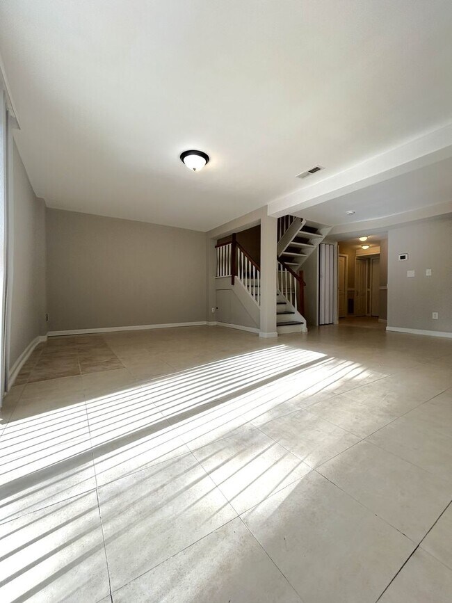 Building Photo - 9620F Vinca Circle