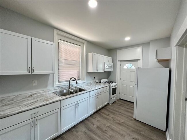 Building Photo - 631 Duss Ave
