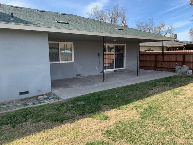 Building Photo - 3 Bedroom 2 Bath Home