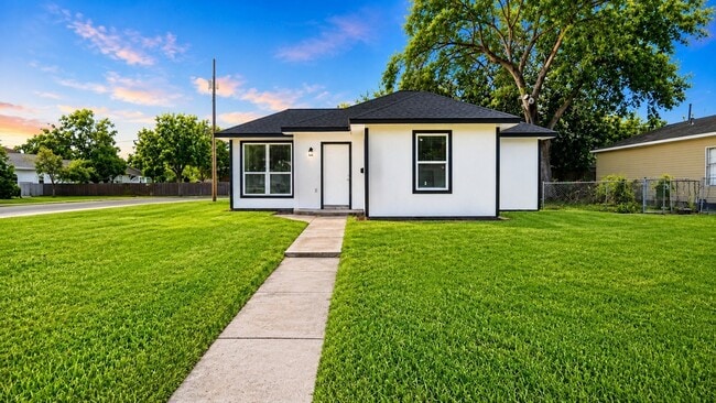 Building Photo - 1206 Pinewood Ln