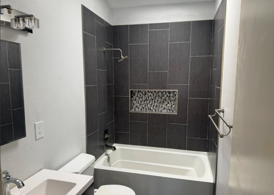 Main bathroom - 2442 Judson St
