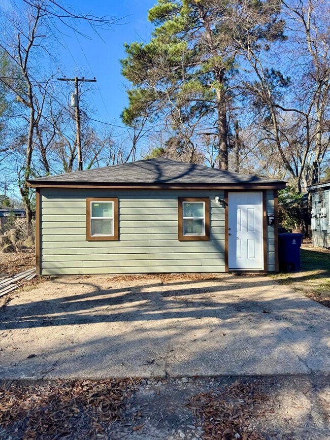 Building Photo - Discover 1501 ½ Clover Street!