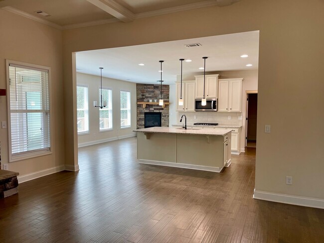 Building Photo - Gorgeous 5 bedroom 3.5 bath home in desira...