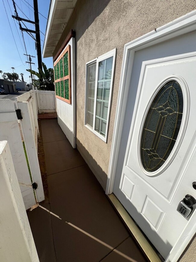 Building Photo - Charming 1BR/1BA w/Private Yard.  A Few Blocks From The Beach!