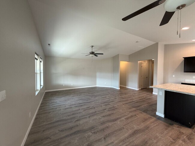 Building Photo - Beautiful 3 bed 2 bath home with flex room in Nampa just off Ustic and Middleton