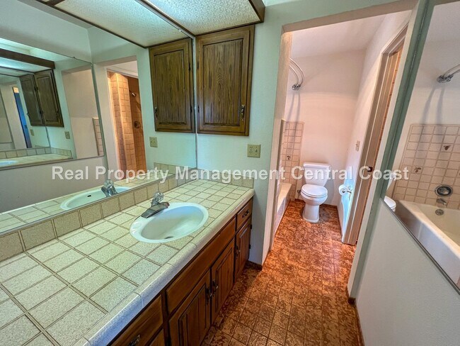 Building Photo - AVAILABLE OCTOBER - Large 4 Bedroom / 3 Ba...