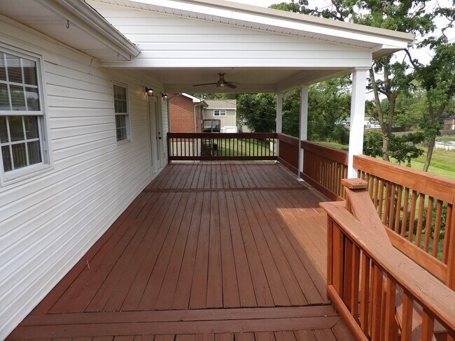 Building Photo - 102 Cedar Dr