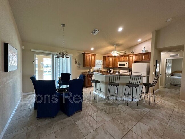 Building Photo - 2202 SE 8th St