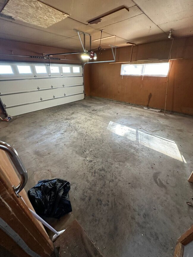 Building Photo - 3 Bedroom, 1.5 Bathroom House