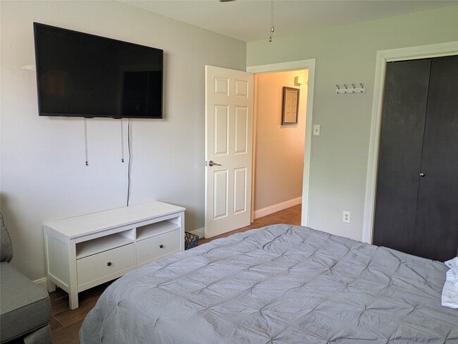 Building Photo - 5303 Lincoln Town Dr