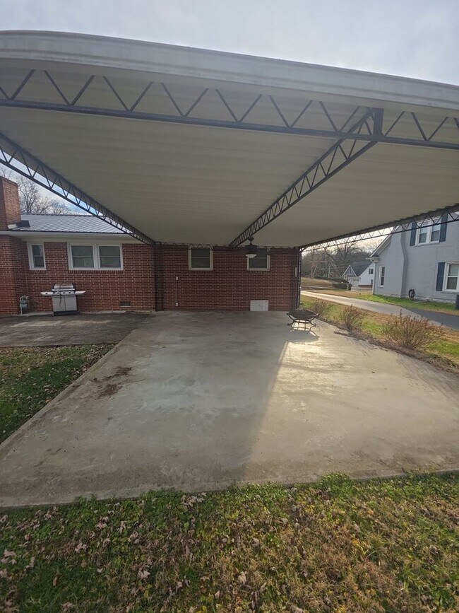 Building Photo - 3-Bedroom Home with Fireplace and Covered Patio in Sparta