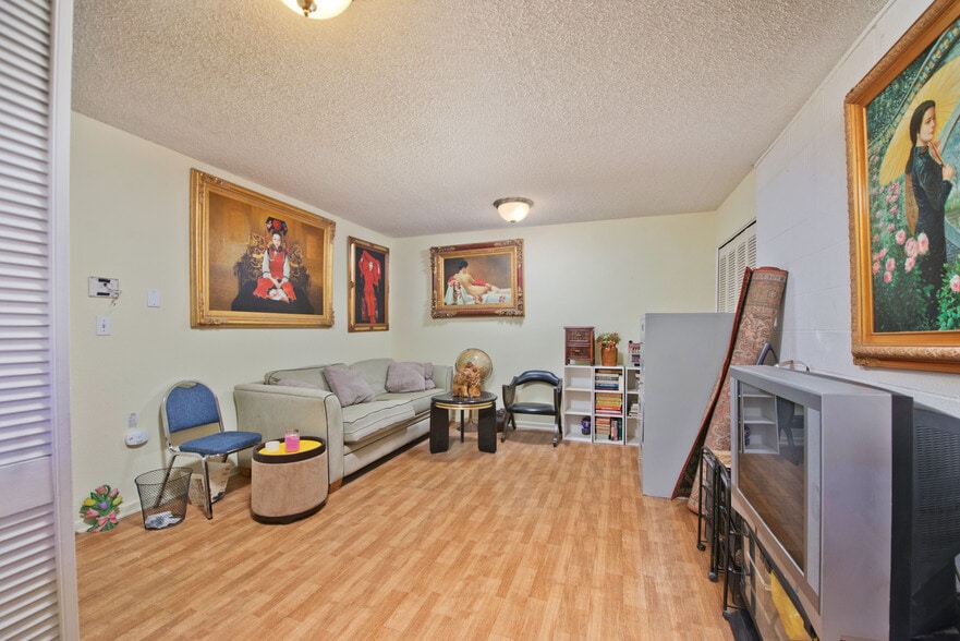 Building Photo - 5711 Owensmouth Ave