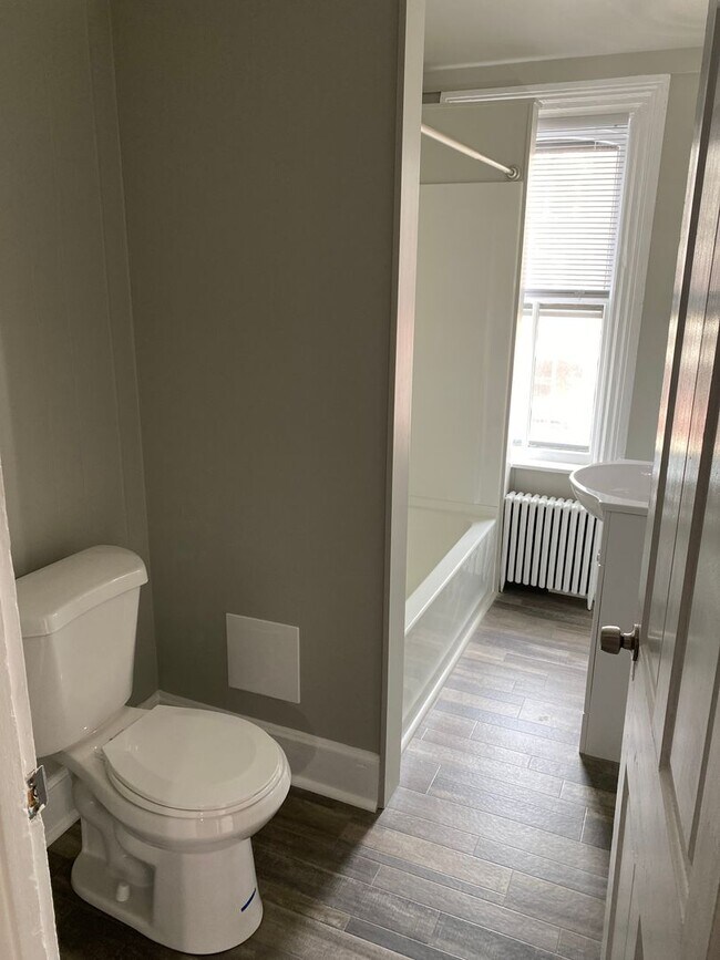 Building Photo - 612 E Chestnut St