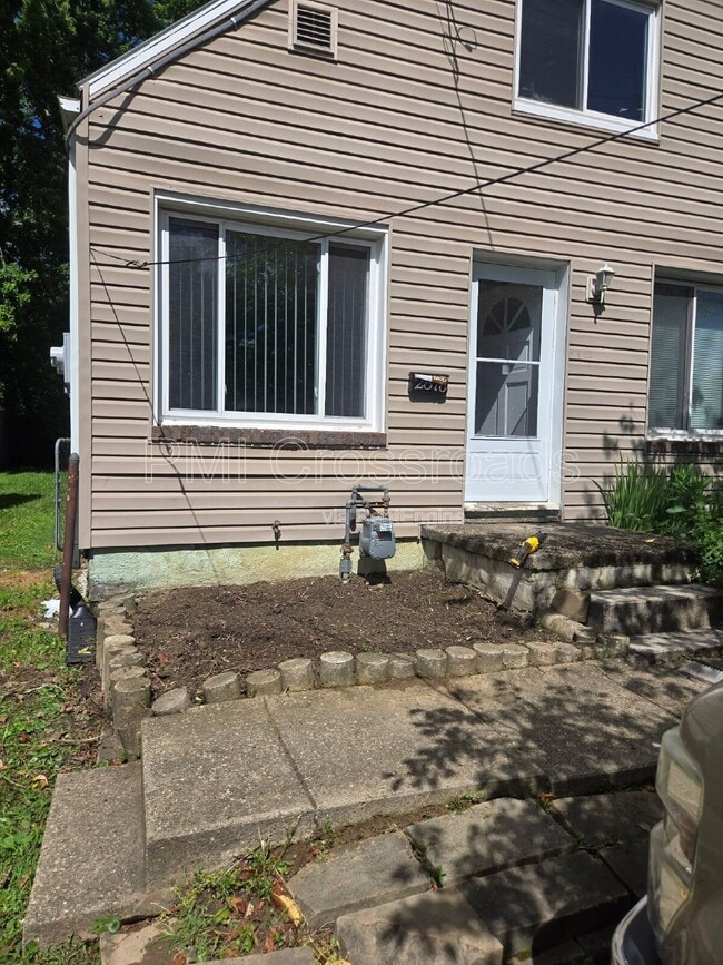 Building Photo - 2876 Hudson Dr