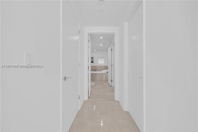 Building Photo - 17001 Collins Ave