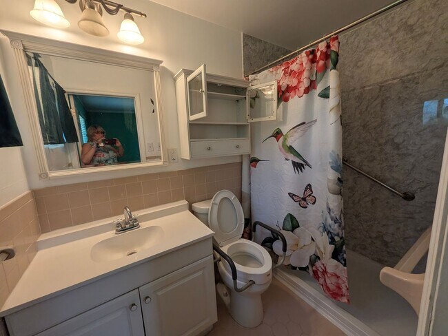 Building Photo - Lovely large 2/2/1 in Beverly HIlls
