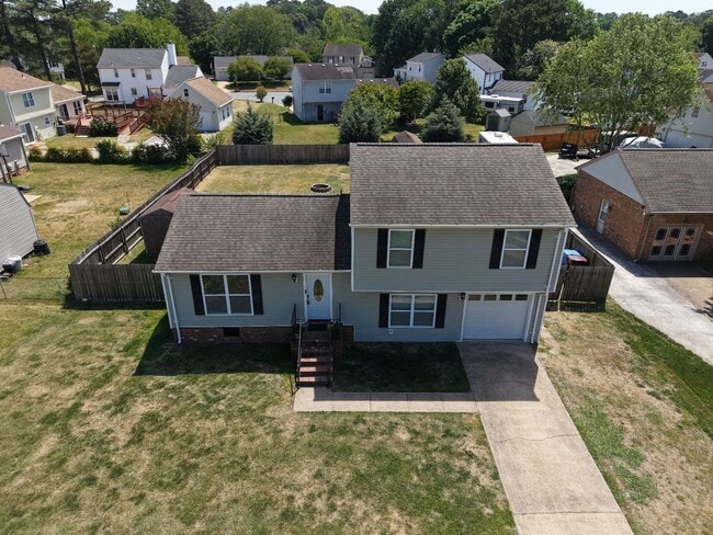 Building Photo - Charming Updated Home in Prime Chesapeake Location – Spacious Layout & Modern Touches!