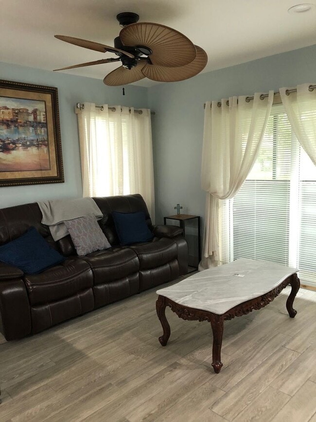 Building Photo - EASTWOOD SHORES TOWNHOUSE