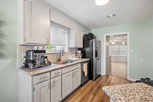 Building Photo - 8665 El Paseo St