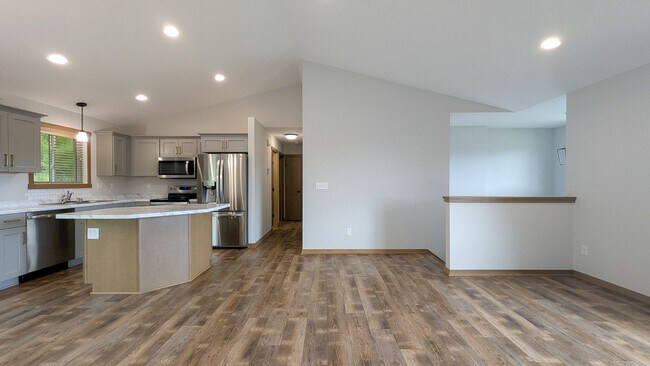 Building Photo - 4 bedroom, 3 bathroom Home