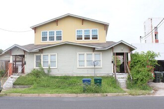 Building Photo - Charming Uptown Duplex in the Heart of Dow...