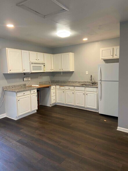 Primary Photo - 434 Clearwater St