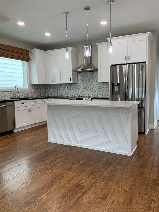 Building Photo - charming 3 bedroom, 3 bathroom home locate...