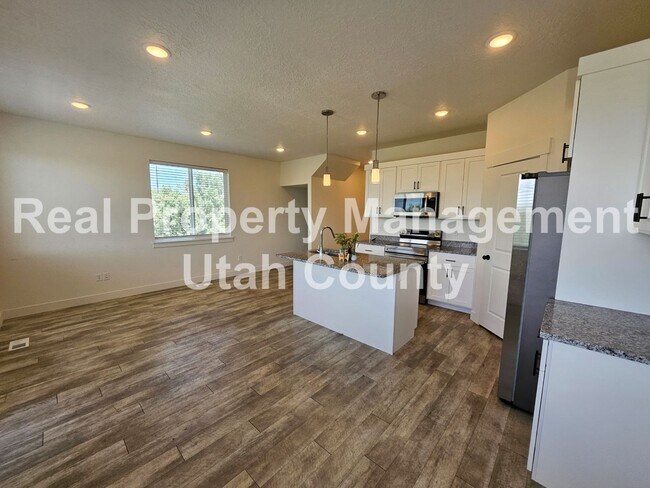 Building Photo - Provo Town home