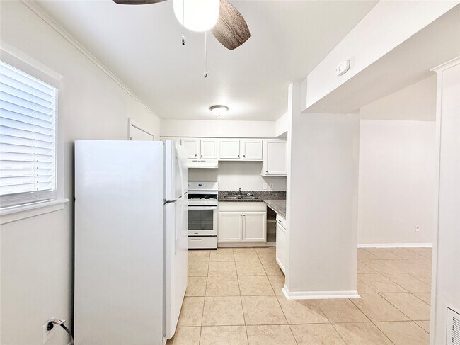 Building Photo - 1141 N Durham Dr