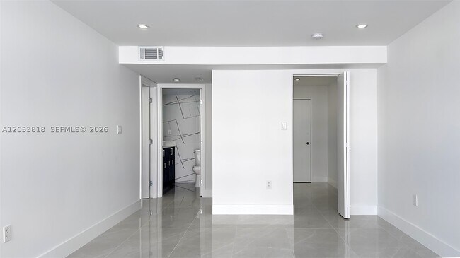 Building Photo - 18051 Biscayne Blvd