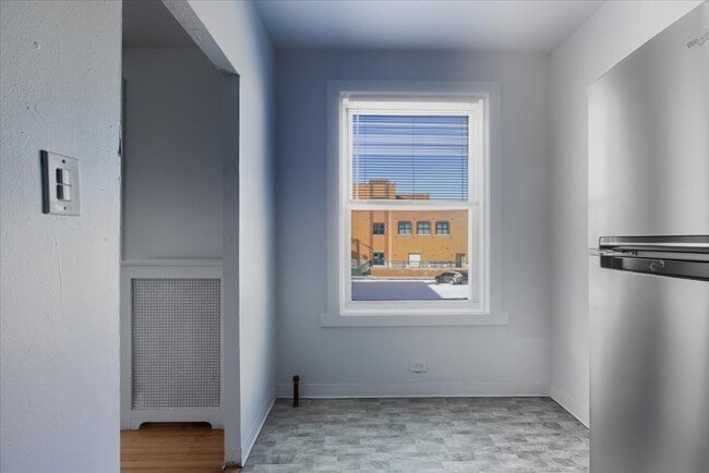 Building Photo - 1635 W Morse Ave