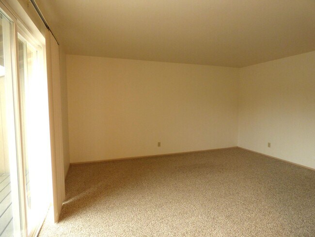 Building Photo - 1 bedroom 1 bath second level unit!
