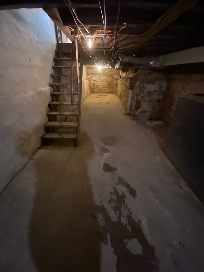 Building Photo - Cozy Five bedroom house...