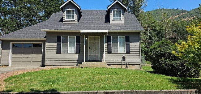 Building Photo - Large Yard - NE Grants Pass