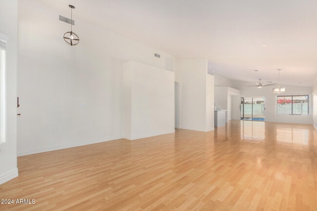 Building Photo - 8338 W Paradise Dr