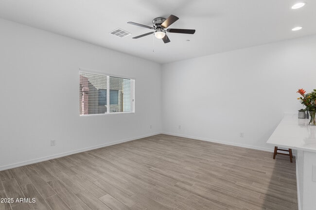 Building Photo - 2842 E Tracy Ln