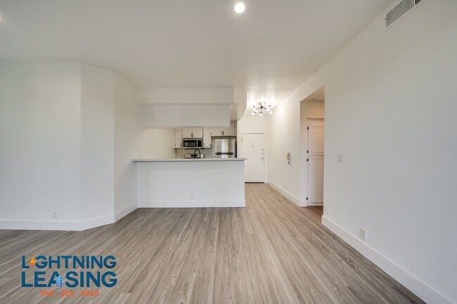 Building Photo - 15132 Magnolia Blvd