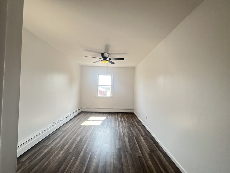 Building Photo - 13 E 17th St