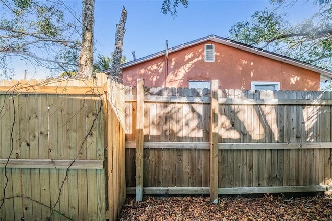 Building Photo - 810 Jurgens St