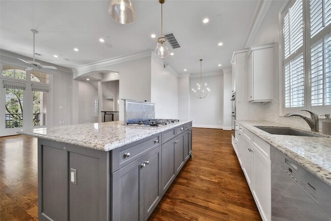 Building Photo - 3002 Mid Ln