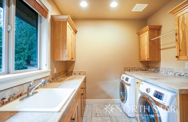 Building Photo - Gorgeous, Gated and Lake Front in Oregon City