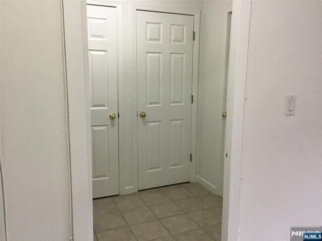 Building Photo - 1203 River Rd