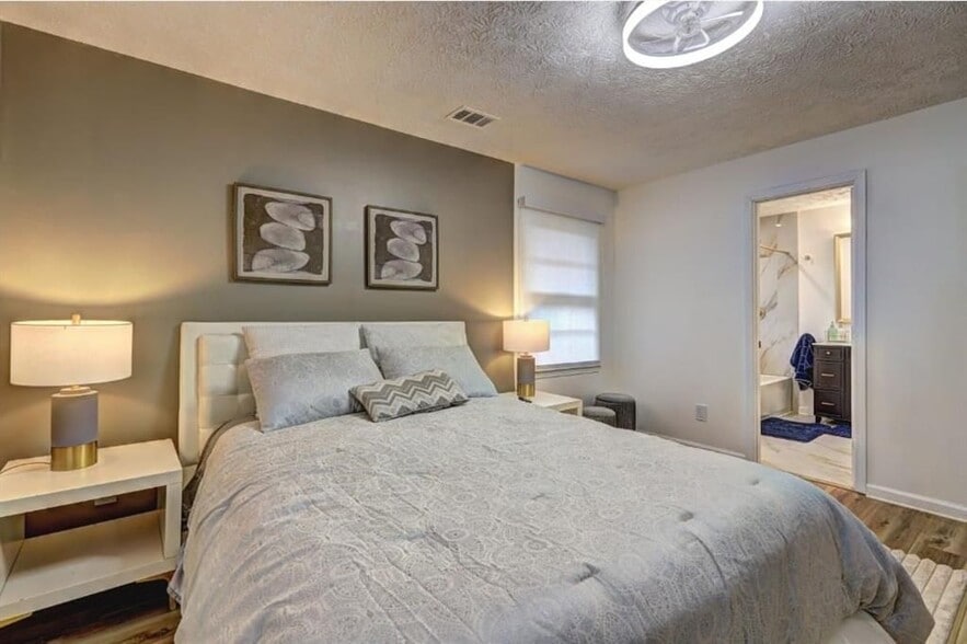 Building Photo - 457 Castleaire Dr SW