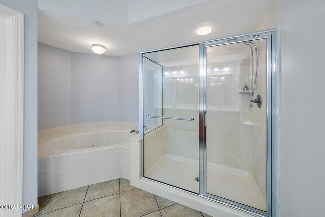 Building Photo - 2400 Grandiflora Blvd