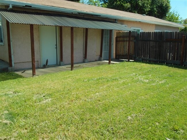 Building Photo - 1115 Holly Ave