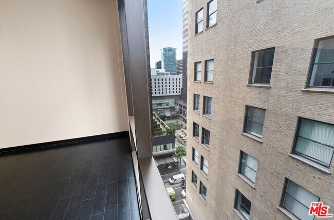 Building Photo - 655 S Hope St