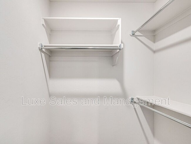 Building Photo - 606 W 2nd St